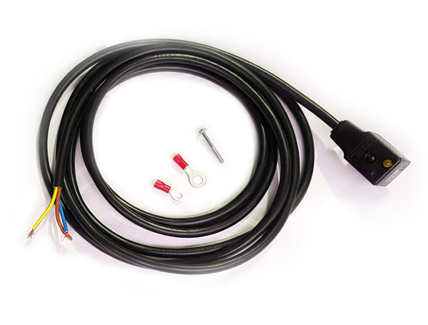 mit Stecker und Kabel